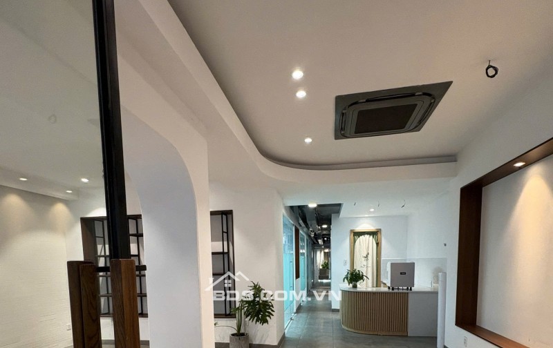 Cho thuê mặt bằng 8m mặt tiền Nguyễn Thị Minh Khai giá chỉ 65tr/tháng